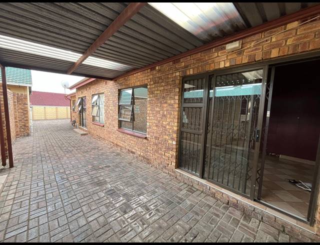 4 BEDROOM FREESTANDING FOR SALE IN BIRCHLEIGH NORTH